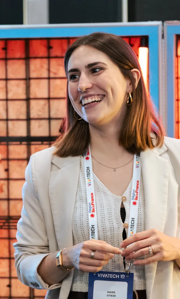Une collaboratrice d'Epidemic Sound en échange sur le stand