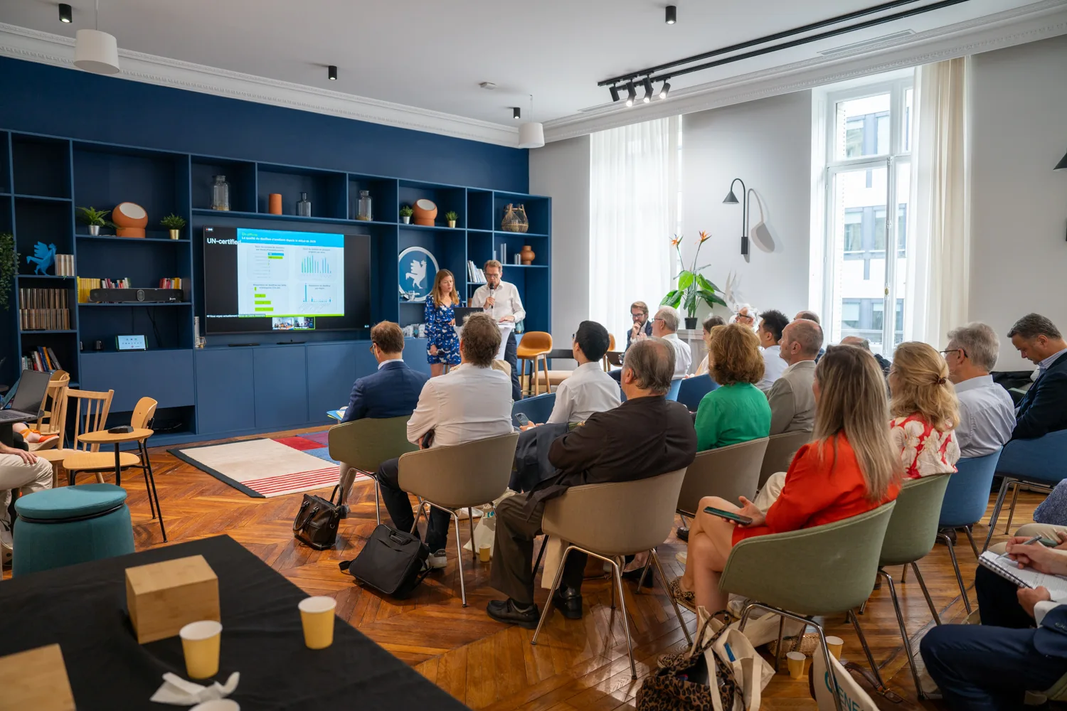 Présentation devant les actionnaires et investisseurs de GENEO Capital Entrepreneur, dans le salon de ses bureaux