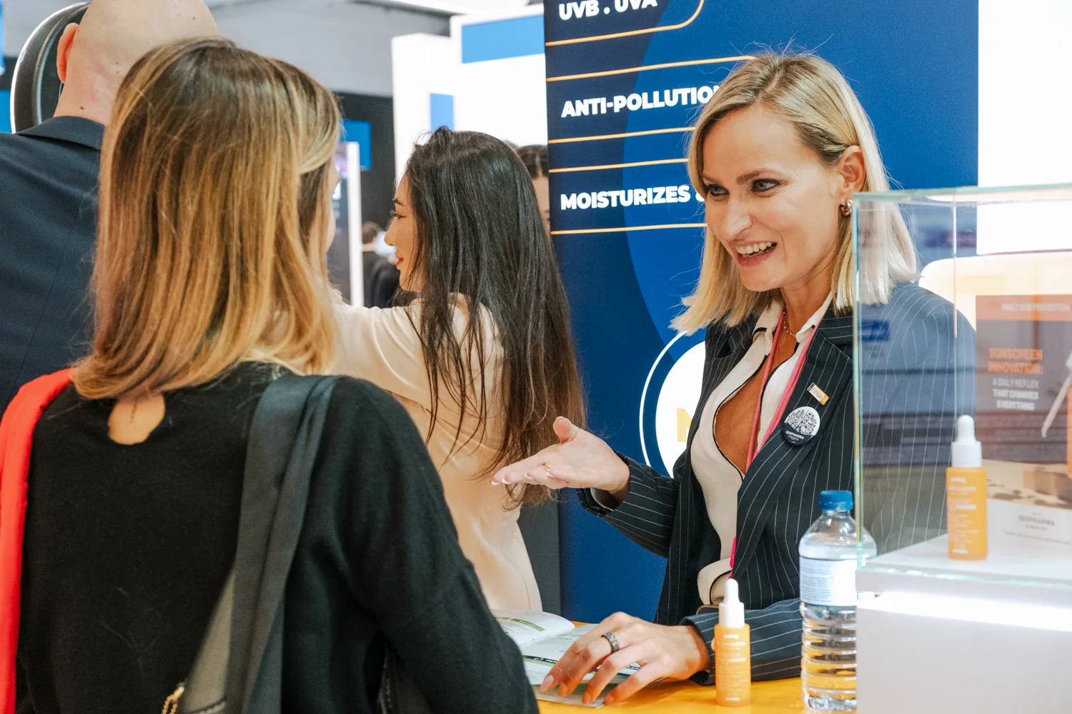 Conseillère Isispharma en échange avec une visiteuse sur le stand