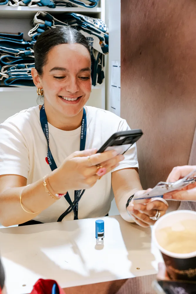 Conseillère Isispharma partageant un contenu depuis son smartphone