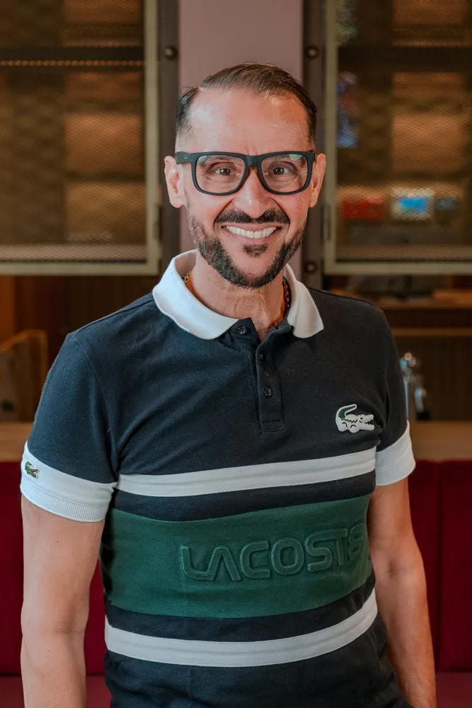 Portrait d'un collaborateur d'Urban Hive Hotel dans le lobby de l'hôtel