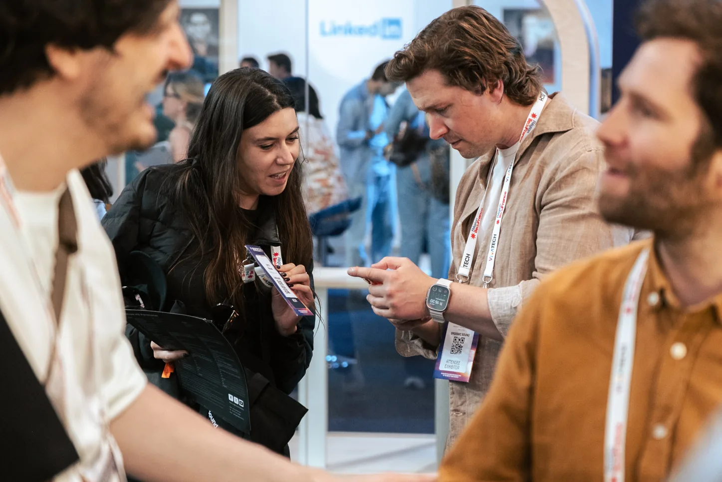 Groupe de visiteurs en discussion dans une allée de VivaTech