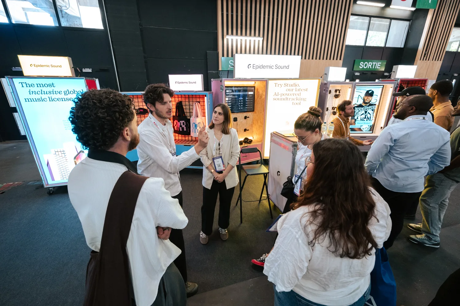 Stand Epidemic Sound à VivaTech 2026, visiteurs en discussion avec l'équipe
