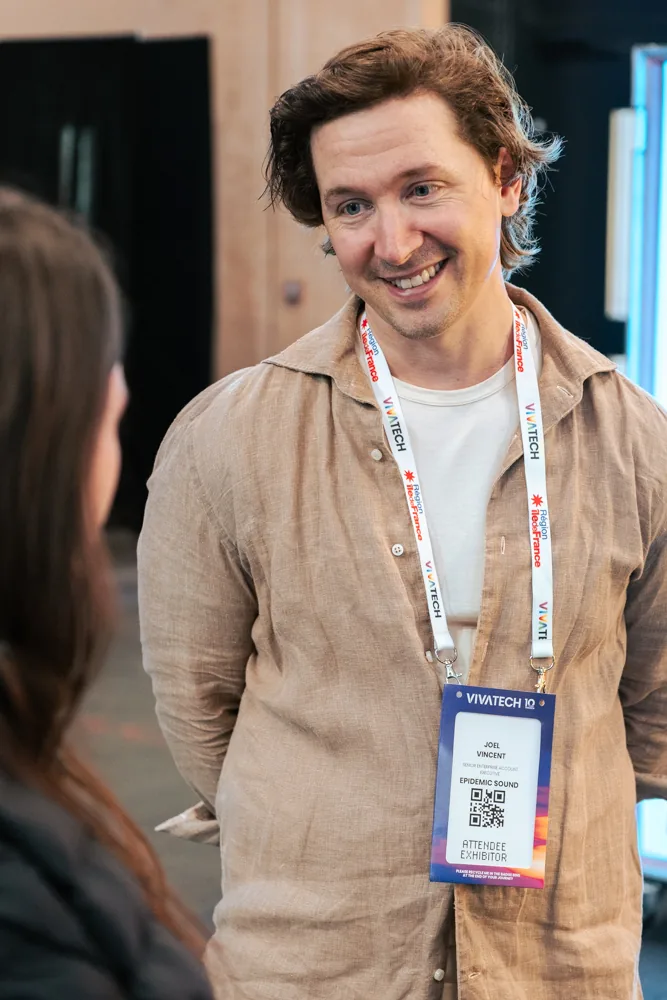 Visiteuse en échange sur le stand Epidemic Sound à VivaTech